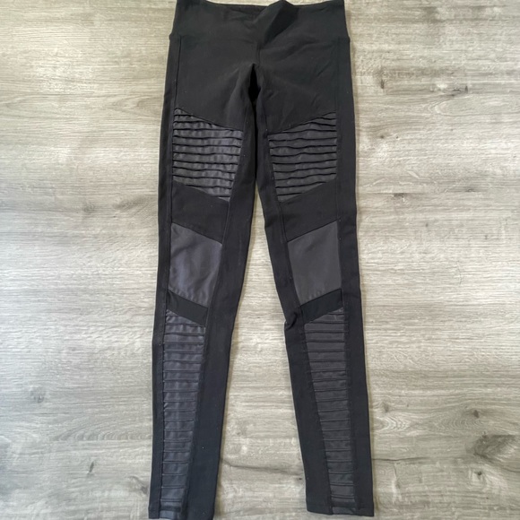 ALO Yoga Pants - ALO YOGA Black Leggings 7/8 Length / Mesh - XS
